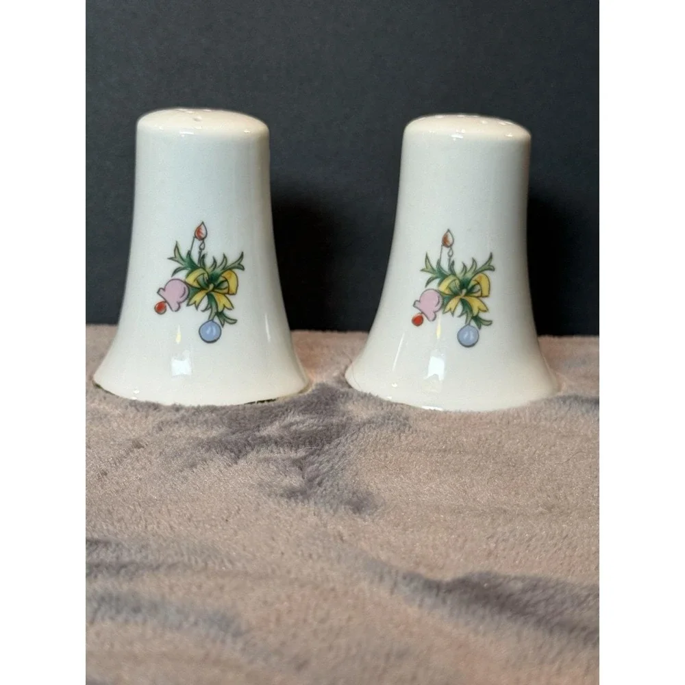 Vintage Lefton salt and pepper shakers Christmas tree Holly retro‎ cottage Farm